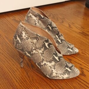 Nwt Halogen Nordstrom high heels Rowen Snake print